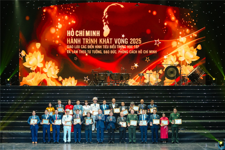 Tôn vinh 26 tập thể cá nhân tiêu biểu trong Chương trình “Hồ Chí Minh - Hành trình khát vọng 2025”